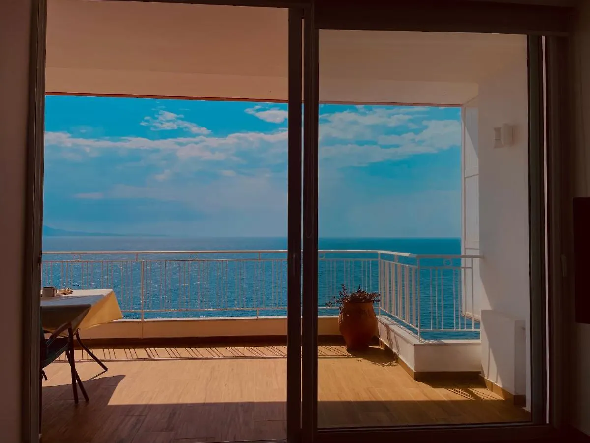 Beachfront Luxe Apartment Saranda