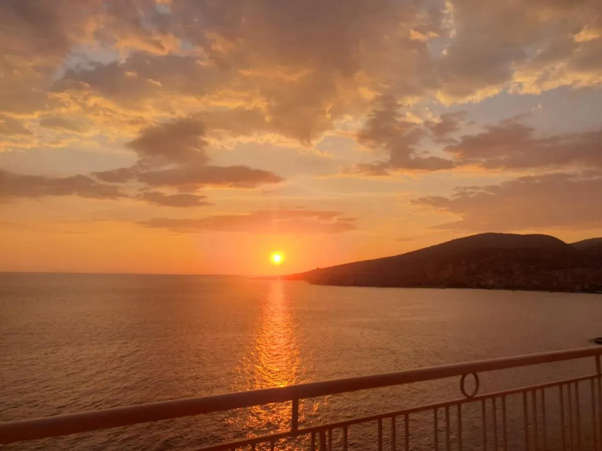 Beachfront Luxe Apartment Sarandë 0*,  Albania