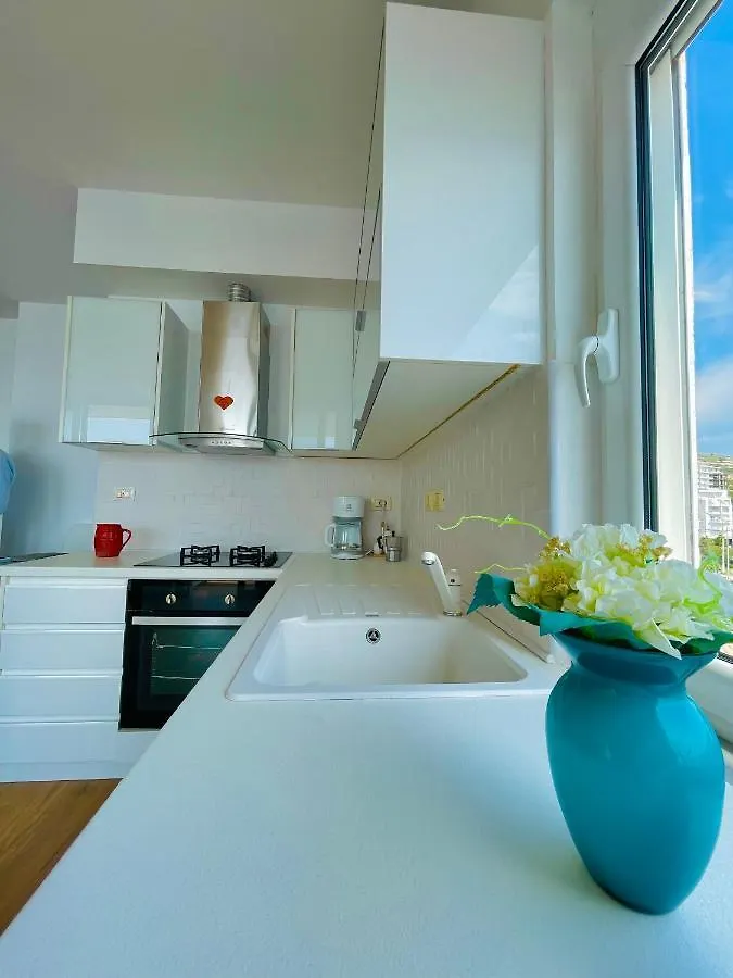 Beachfront Luxe Apartment Sarandë