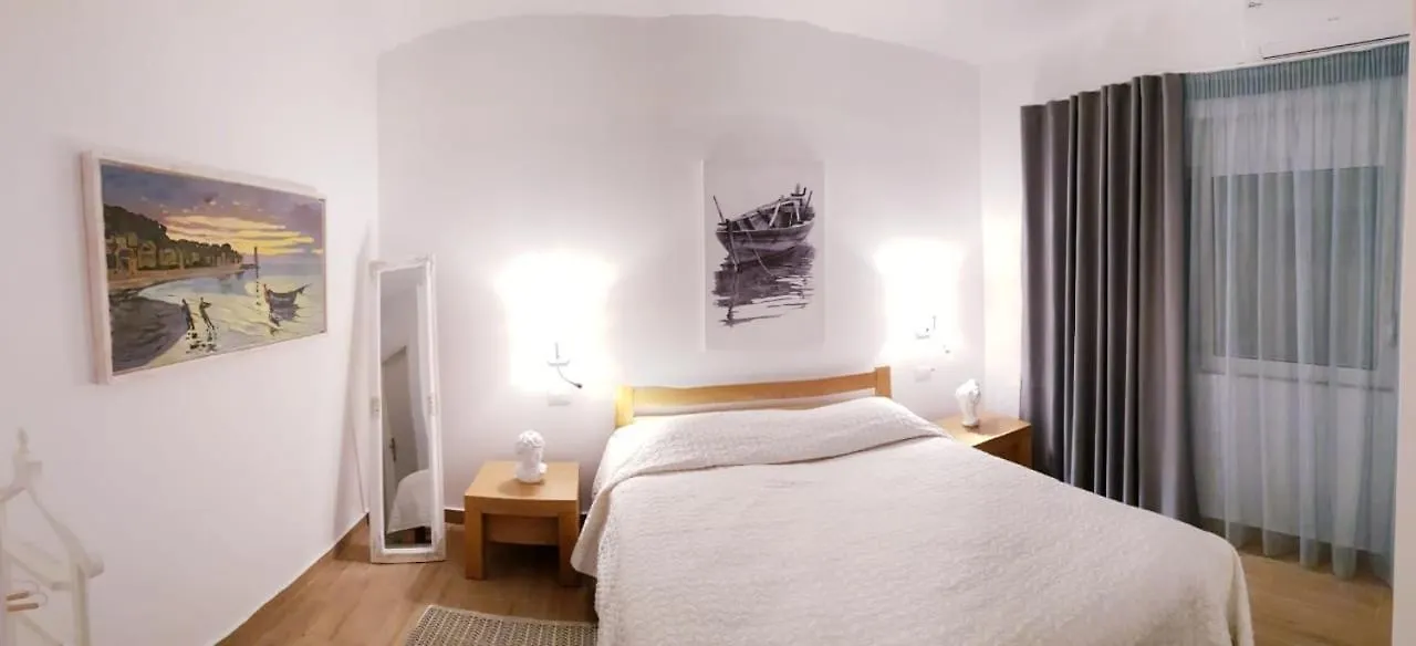 Beachfront Luxe Apartment Sarandë 0*,