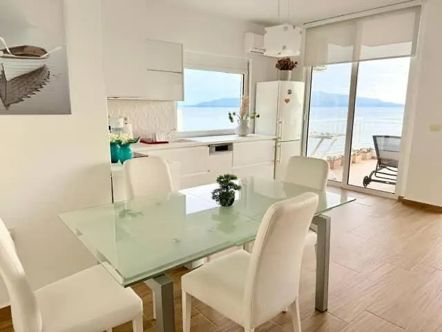 Beachfront Luxe Apartment Sarandë 0*,
