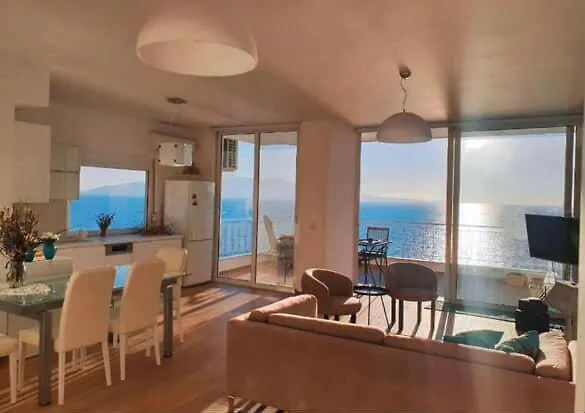 Beachfront Luxe Apartment Sarandë