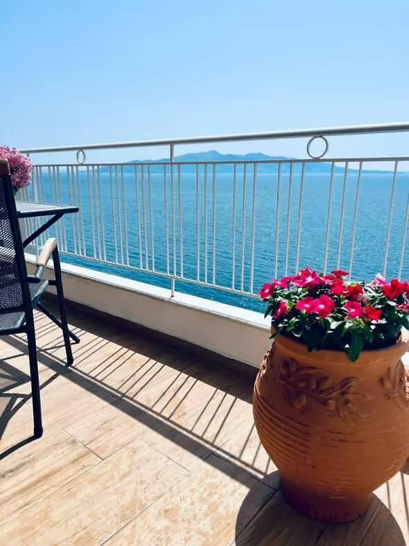 Beachfront Luxe Apartment Sarandë